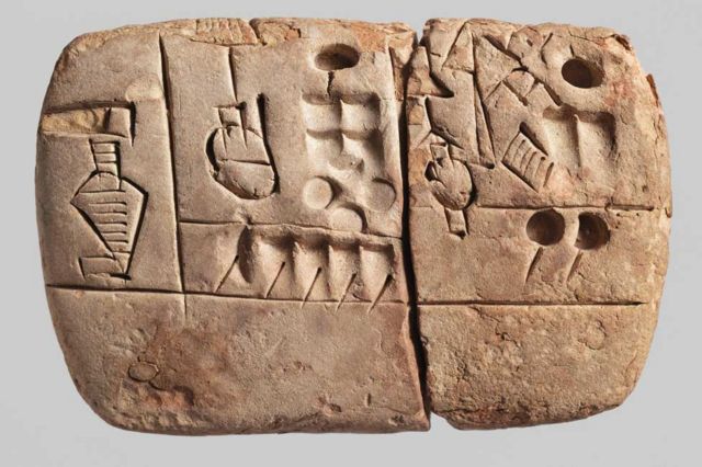 Tableta sumeria encontrada en Uruk. Registra la distribución de granos en escritura cuneiforme.