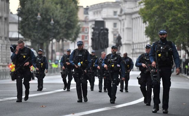 В среду проезд похоронного кортежа к Вестминстеру отслеживала вооруженная полиция