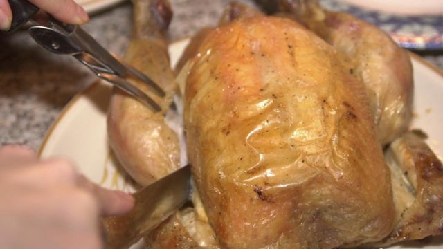 Los peligros de lavar el pollo: cómo evitar una intoxicación alimentaria -  BBC News Mundo