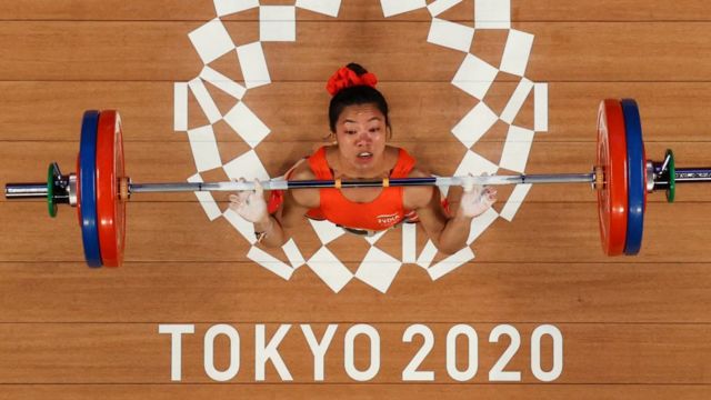 A levantador de peso filipino Hidilyn Diaz em ação nas Olimpíadas de Tóquio