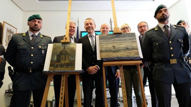 Axel Ruger (centro), diretor do museu Van Gogh, posa ao lado das duas pinturas recuperadas. Nápoles, em 30 de setembro de 2016