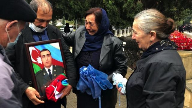 Семья Эльмана Алиева после похорон