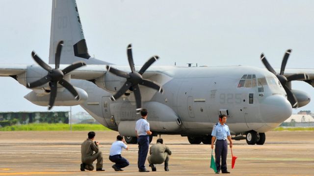 2009年到台湾协助救灾的美国C-130运输机，只有在机翼下方的机身可以隐约看见"美国海军陆战队"的标示。