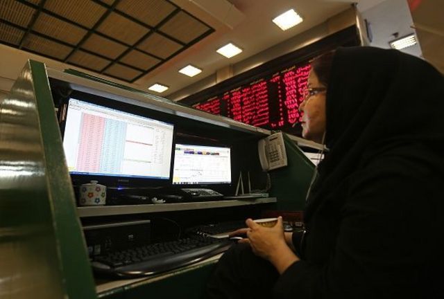 دولت ایران میگوید توانسته بخشی از کسری بودجه را از طریق عرضه سهامهای دولتی به بورس جبران کند