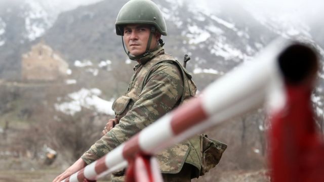 Азербайджанский солдат на КПП в Лачинском коридоре.