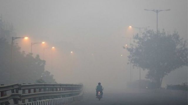 दिवाली के बाद दूसरे दिन फैला धुंआ