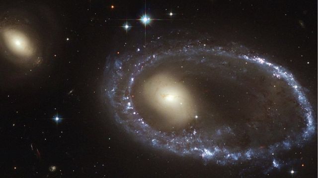 Imagem colorida de uma galáxia distante feita pelo Telescópio Hubble de 2017