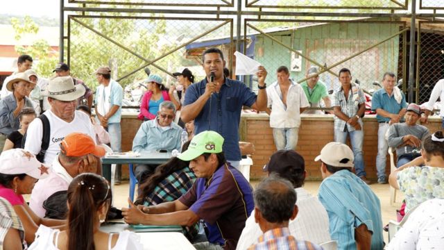Fabián Urrea hablando frente a campesinos (Foto: Natalio Cosoy/ BBC Mundo)
