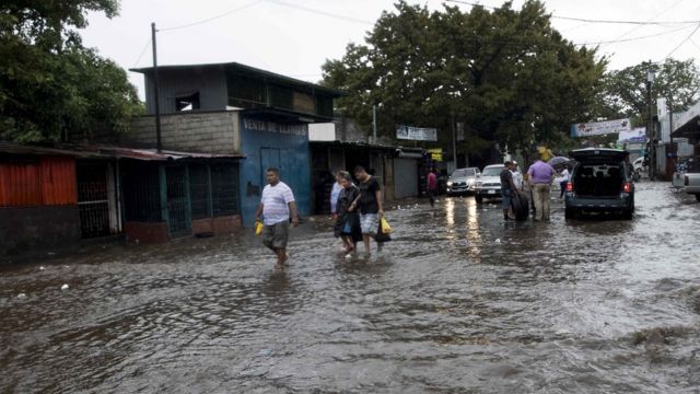 Una calle inundada en Managua, Nicaragua