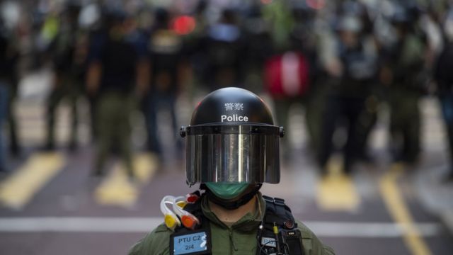在香港街頭戒備的防暴警察（6/9/2020）