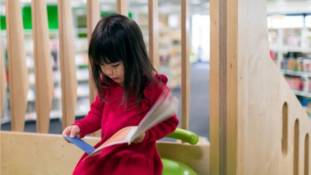 Criança em biblioteca na Suiça