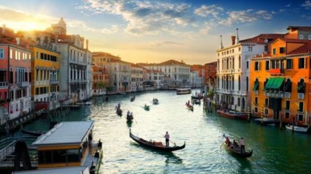 تبدو الممرات المائية في مدينة البندقية الإيطالية الآن أكثر نقاء بسبب التراجع الكبير في حركة القوارب السياحية على صفحتها