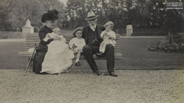 Princesa Isabel com o marido e os netos durante o exlio na Frana em 1910