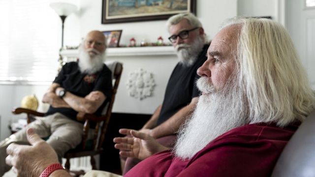 Tres personas que interpretan a Santa Claus contando sus historias