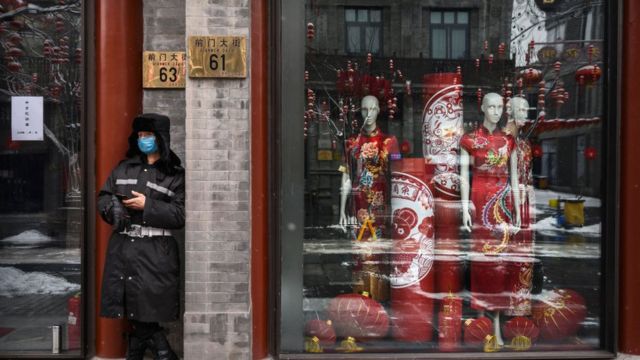 Un garde devant un magasin fermé à Pékin
