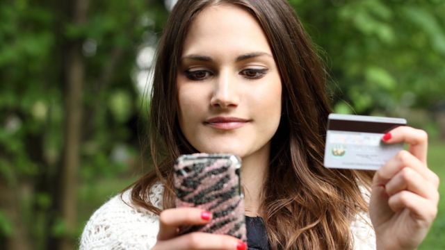 Mujer con teléfono inteligente