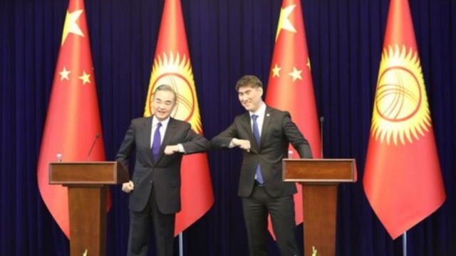 中国外长王毅在比什凯克同吉尔吉斯斯坦外长艾达尔别科夫