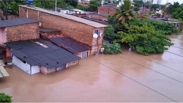 Casas tomadas pela água no bairro monteiro, em Recife
