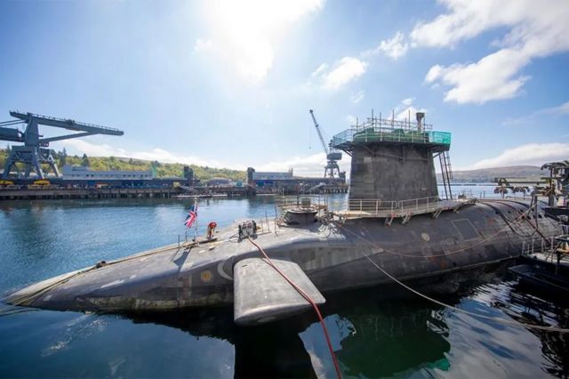 Submarino na superfície