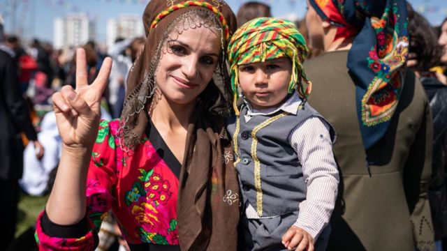 Madre kurda con su hijo durante una celebración en el sudeste de Turquía.