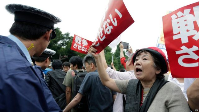 ふだんはあまり声高に政治に抗議しない日本人が、国会周辺に大勢集まった。2015年8月30日。