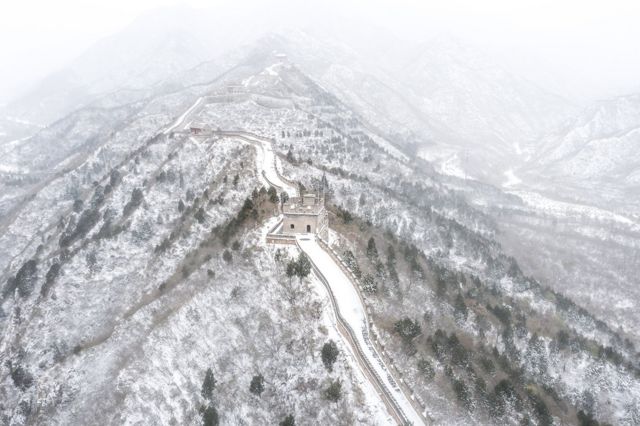 The Juyongguan Great Wall in heavy snow is like an ink painting.
