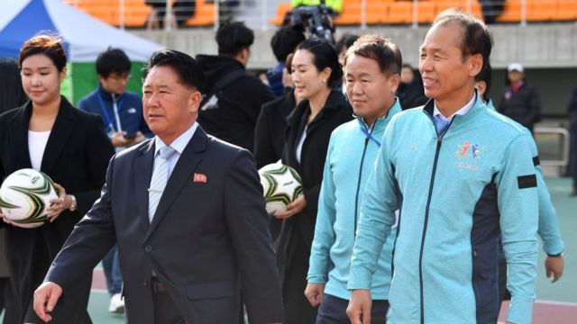 South Korea's Gangwon province governor Choi Moon-soon (R) and North Korea's chief delegator Mun Ung (2nd L)