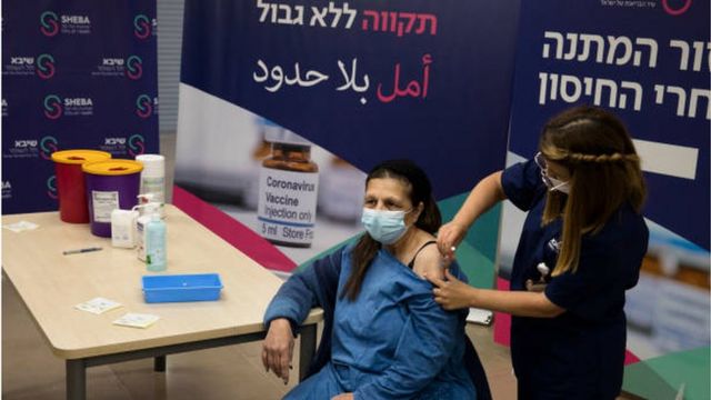 امرأة إسرائيلية في رمات غان تأخذ الجرعة الرابعة من اللقاح ضد فيروس كورونا
