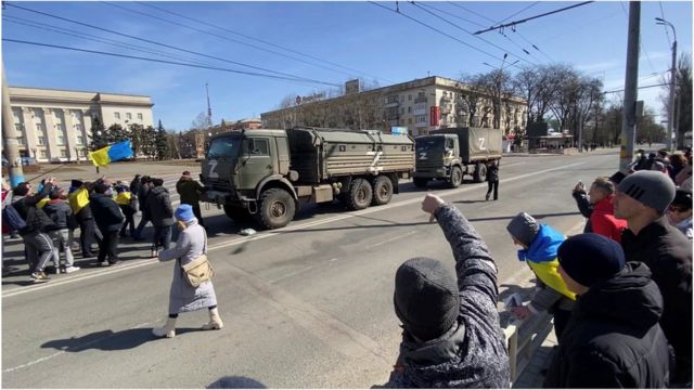 Демонстранти перегороджують шлях російській військовій техніці на проукраїнському мітингу у Херсоні. 20 березня