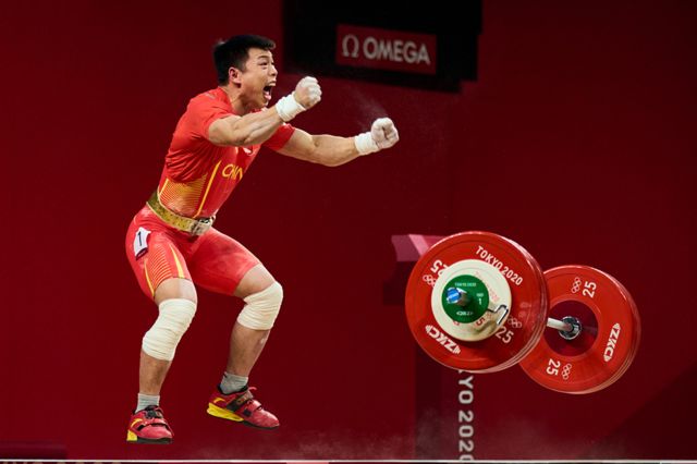 Китайский тяжелоатлет Чен Лицзюнь завоевал золотую медаль в весовой категории до 67 кг среди мужчин на Олимпийских играх в Токио.