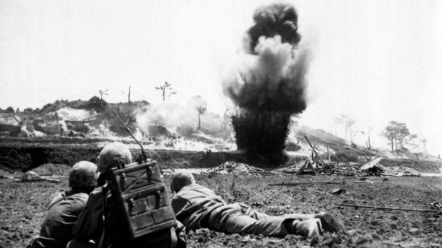 Soldados estadounidenses observan la explosión de un búnker japonés durante la batalla de Okinawa, en 1945.