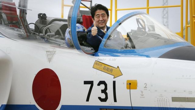 2013年5月，安倍晋三在日本自卫队一架训练飞机上。(photo:BBC)