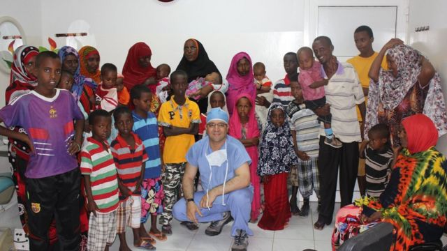 عرف الدكتور عمارة بمعالجة الأطفال الذين يعانون من الشفة الأرنبية (الشق في الشفة والفك العلوي)