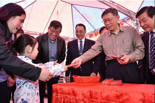 民调与人气依旧的台北市长柯文哲，也在新年的时刻发送红包。