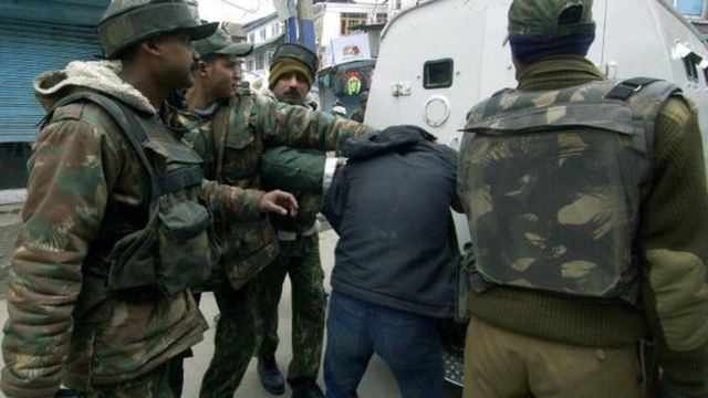 போலீஸ் கைது