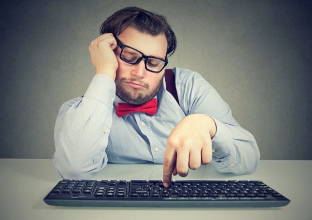 Homem em frente a teclado de computador
