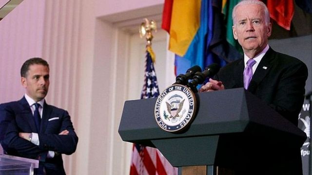 জো বাইডেনের বক্তব্য শুনছেন ছেলে হান্টার বাইডেন (বামে), ২০১৬