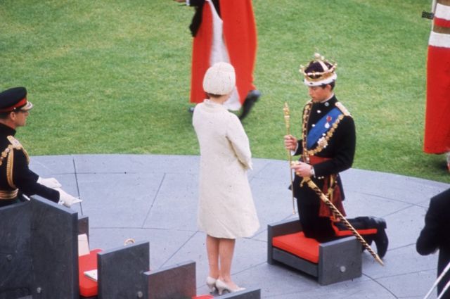 Kraliçe 2. Elizabeth 1 Temmuz 1969'da oğlu Charles'a Galler Prensi ünvanı verdi.