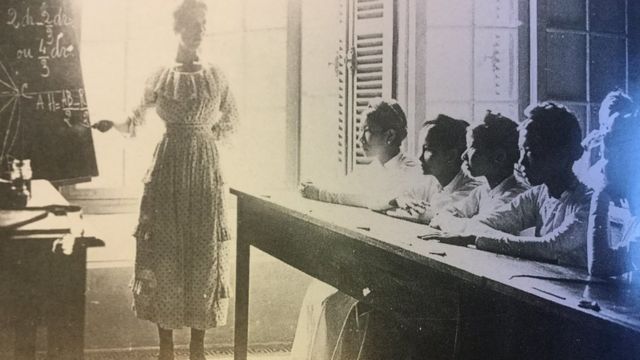 Cô giáo Pháp dạy các nữ học sinh Việt - ảnh tư liệu của C.A.O.M