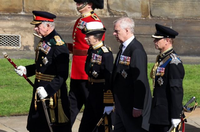 El rey Carlos III, la princesa Ana, el duque de York y el Conde de Wessex caminan tras el féretro de la reina Isabel II.