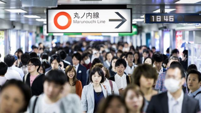 Japoneses es una popular estación de Metro en Tokio