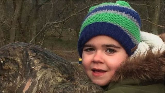A un moment donné de sa maladie, Alfie a fait environ 3.000 crises d'épilepsie et 48 visites à l'hôpital en un an.