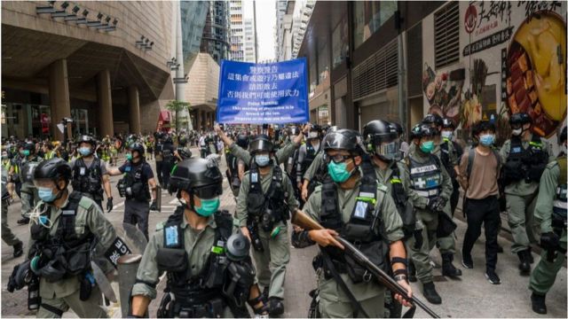 5月27日，香港警員在街頭戒備。