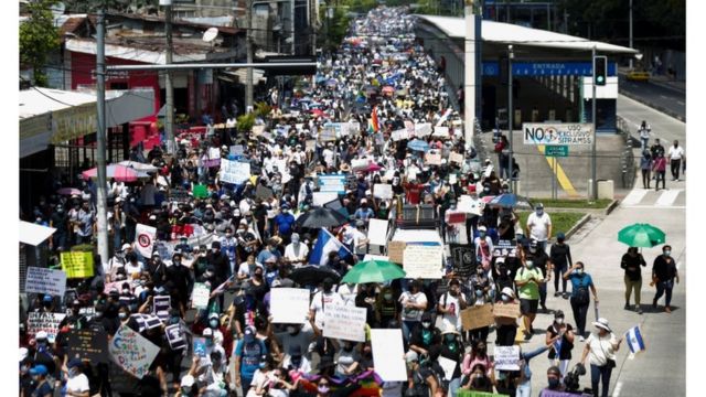 Miles salieron a marchar en la que sería la mayor protesta registrada desde 2019, cuando Nayib Bukele llegó a la Presidencia.