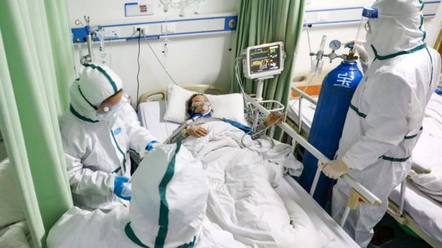 Paciente en una cama de hospital en Wuhan.