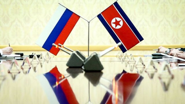 (캡션) 북한 인공기와 러시아 국기