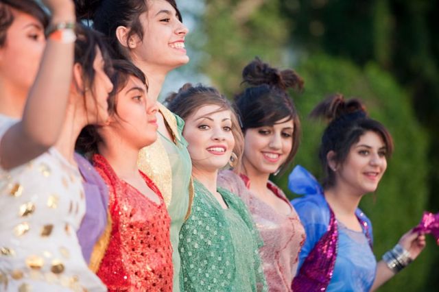 فتيات كرديات أثناء احتفالات نوروز