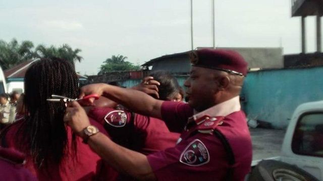 Umukozi wo ku kirimba kwa Prezida Buhari yavuze ko kugegena iyo mishatsi ari "ugutesha agaciro abagore"