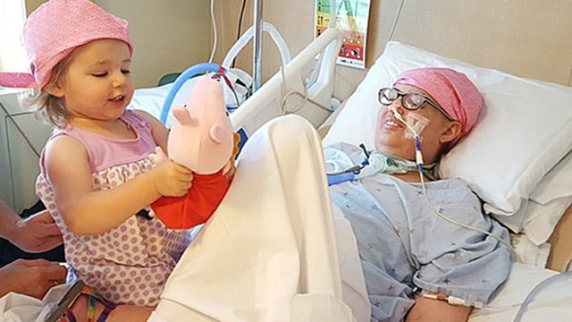 Melissa Beniot con su hija en el hospital