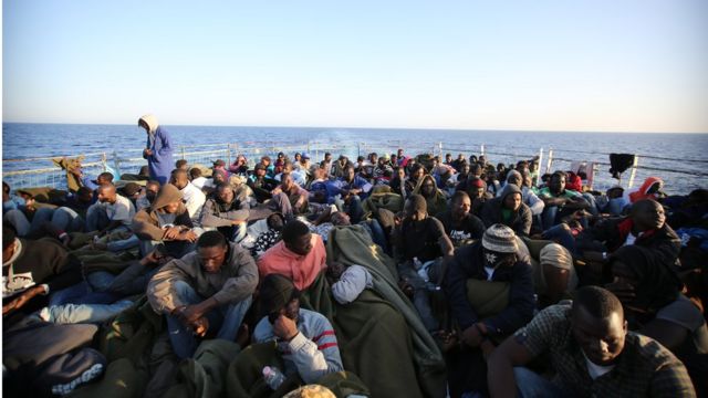 Корабль, набитый спасенными мигрантами